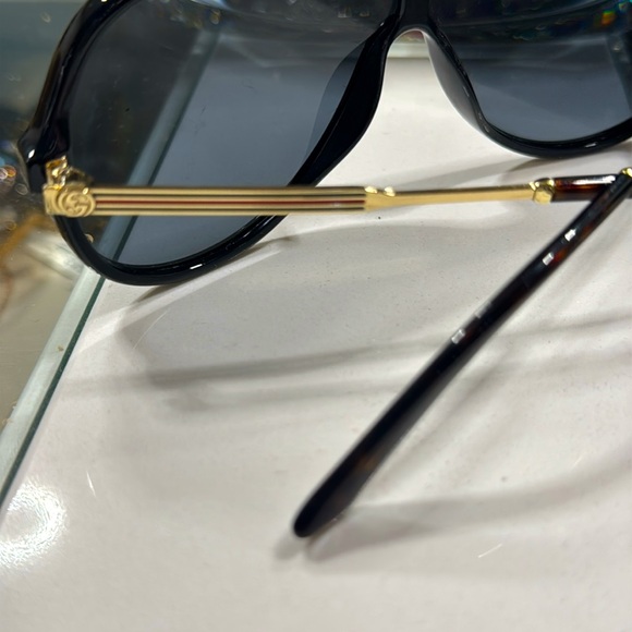 Gucci Sunglasses in Black - Picture 3 of 4
